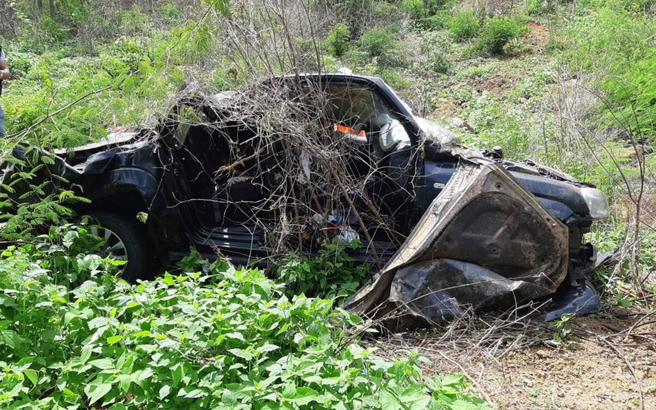 Carro capotou e deixou três pessoas mortas e uma ferida — © Corpo de Bombeiros/Divulgação