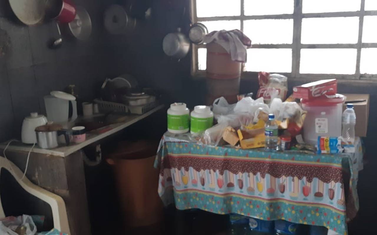 Casa com um ambiente totalmente insalubre, sem as mínimas condições de higiene — © Reprodução