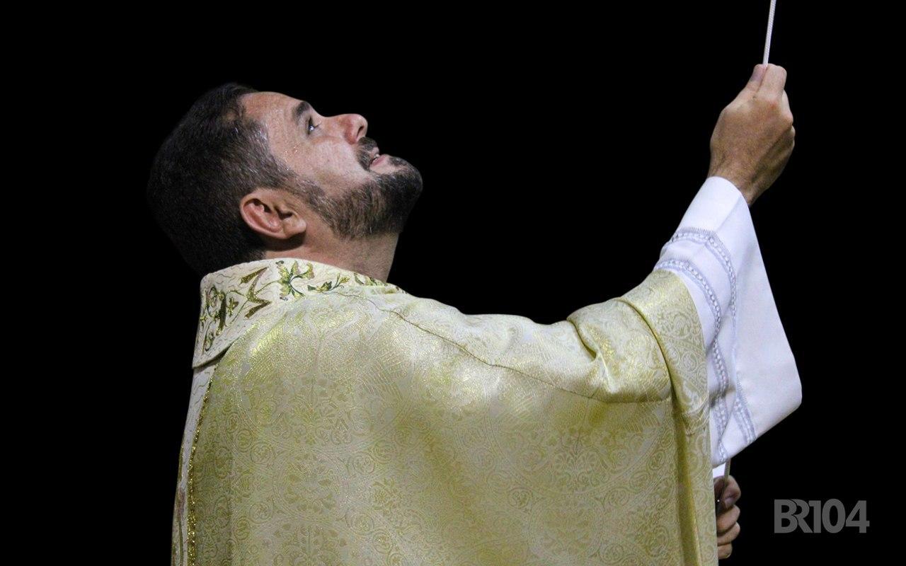 George Lourenço, pároco da Igreja de Santa Maria Madalena — © Pascom/Arte: BR104