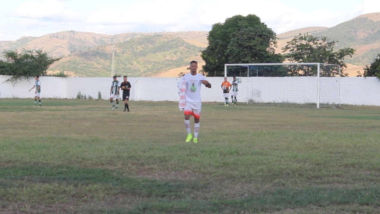 Jogador Negueba faz homenagem a goleiro Dia — © Reprodução 