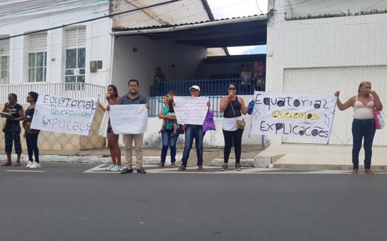 Moradores de São Miguel dos Campos fazem protesto contra Equatorial — © Emerson Tiago/AlagoasNT