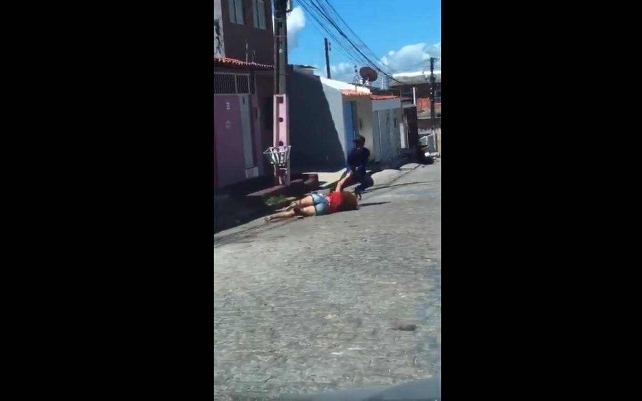 Mulher reage a assalto e briga com assaltante em Maceió — © Reprodução