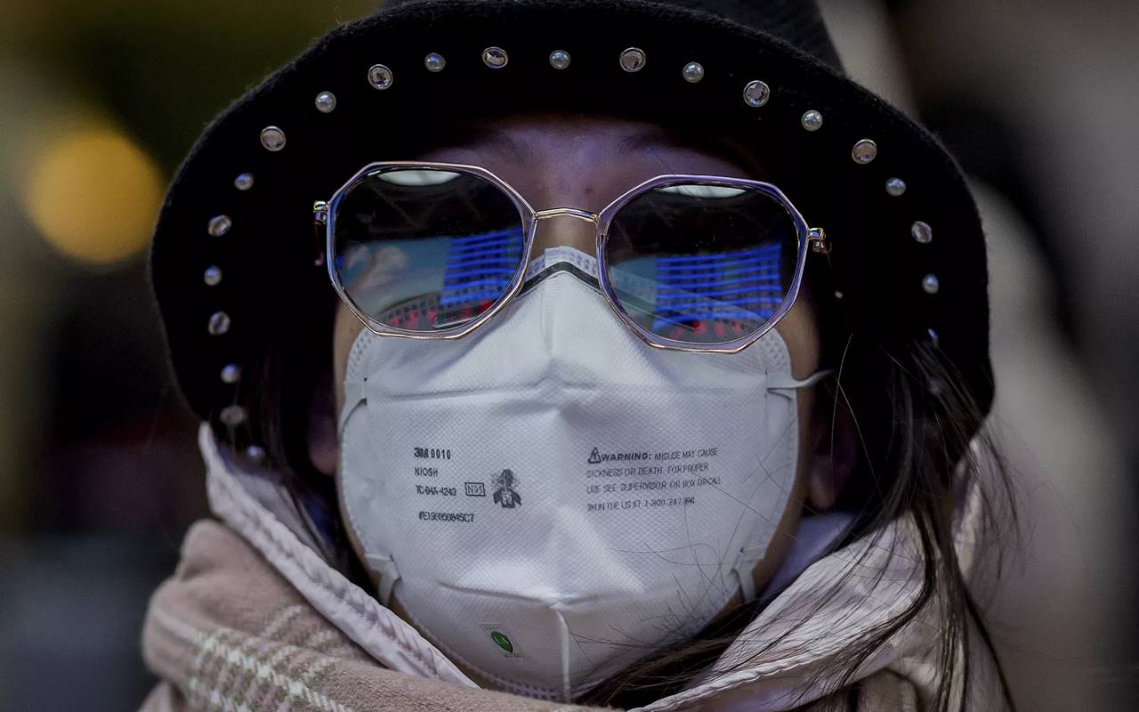 Mulher usa máscara de proteção contra o coronavírus; foto tirada em 24 de janeiro — © Nicolas Asfouri/AFP