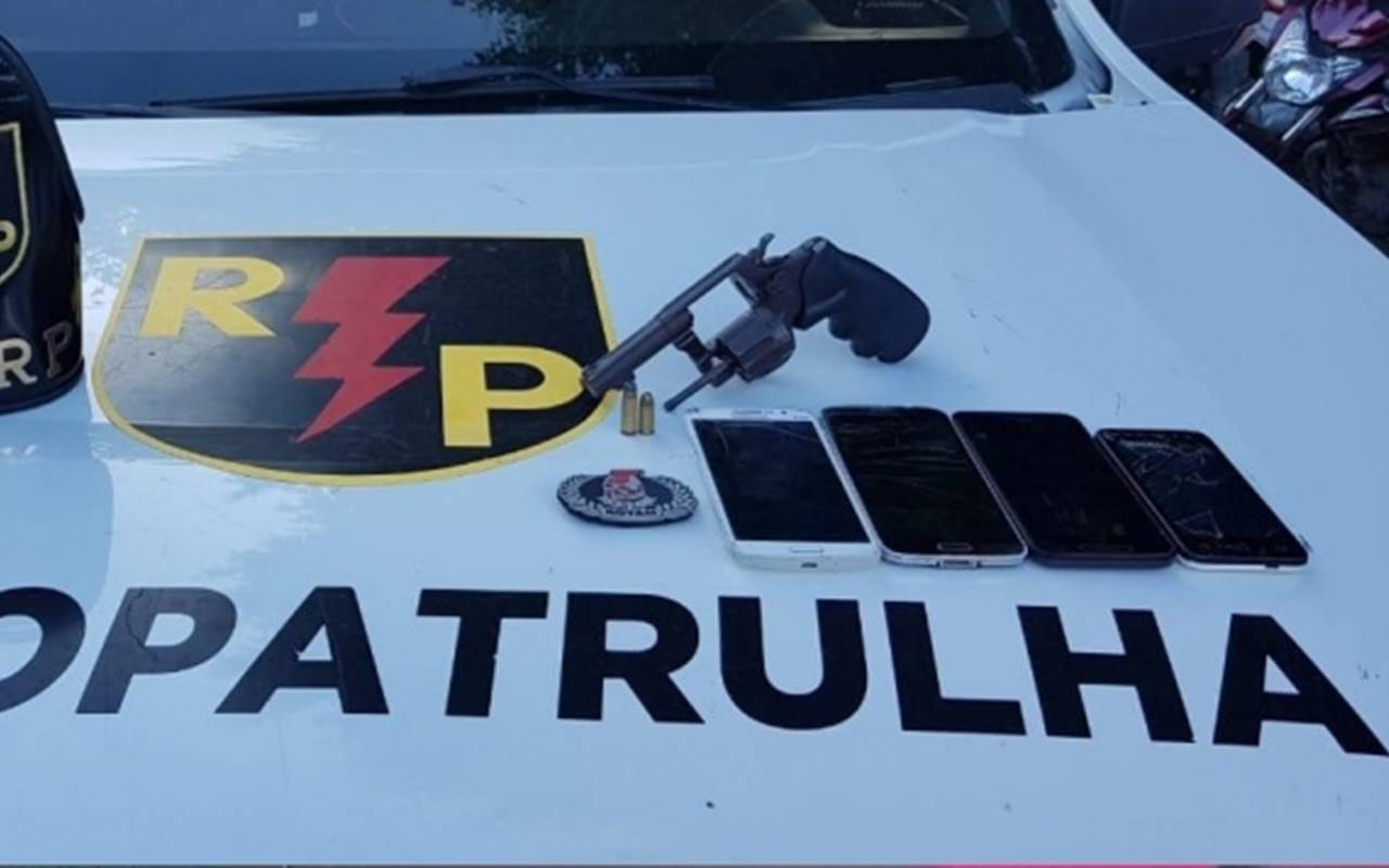 Na ação, foi apreendido um revólver calibre 32, com duas munições pinadas, além de quatro aparelhos celulares — © PM/AL