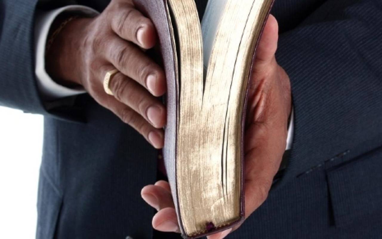 Pastor é preso em flagrante após ser pego com menor de 12 anos — © Ilustração