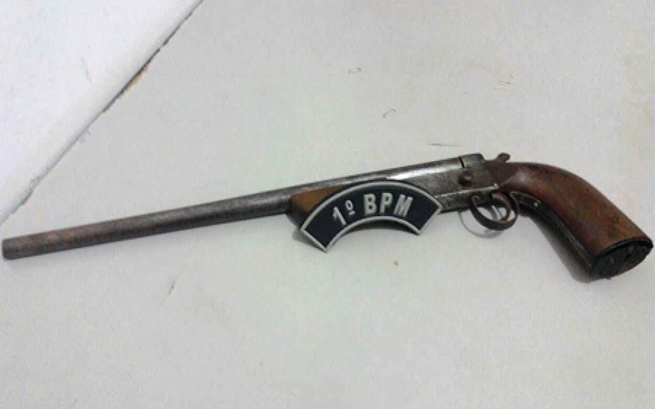 Suspeitos atiram contra polícia e fogem deixando arma para trás