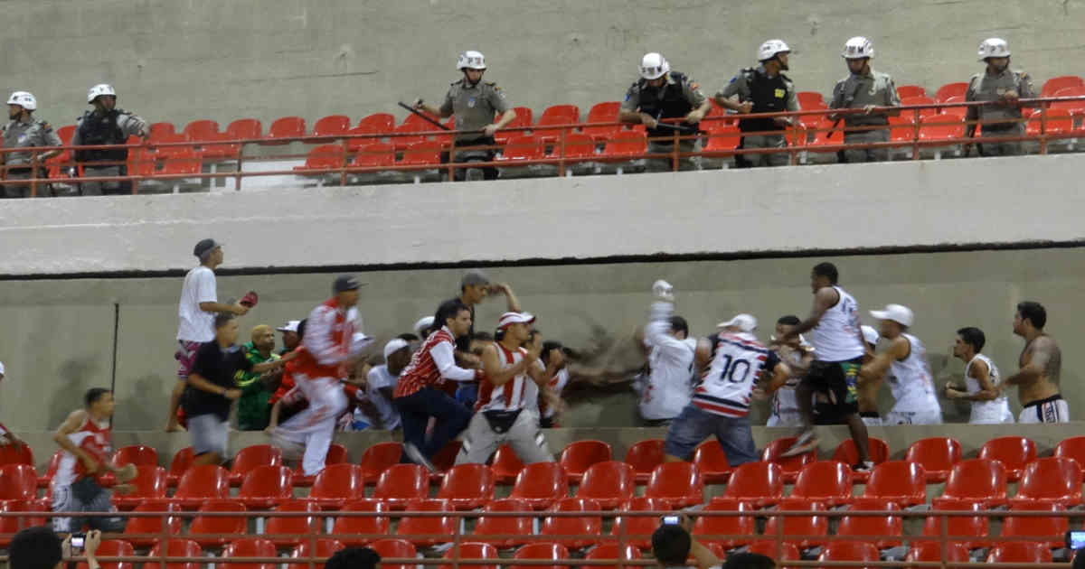 Torcedores do CRB e Santa Cruz se enfrentaram durante jogo no Rei Pelé (o registro aconteceu em 2013 pela Copa do Nordeste) — © Aílton Cruz 