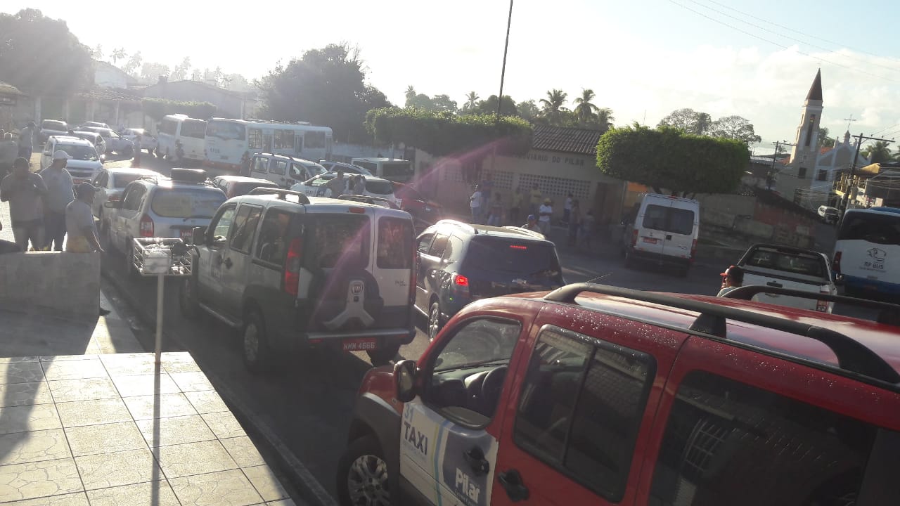 Motoristas fecham entrada do Pilar em protesto contra a Arsal
