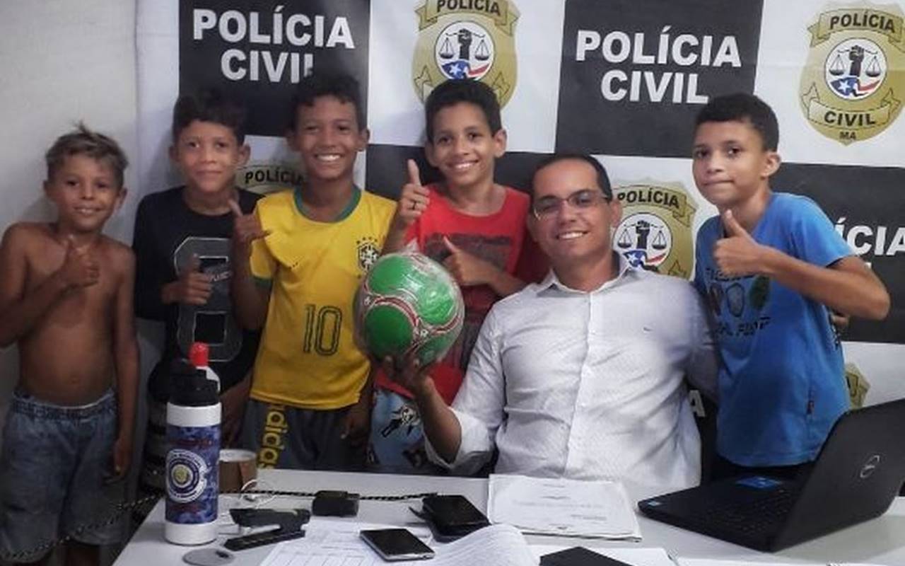 Delegado César Ferro entre os meninos que o procuraram para recuperar bola  — © Reprodução/Polícia Civil-MA