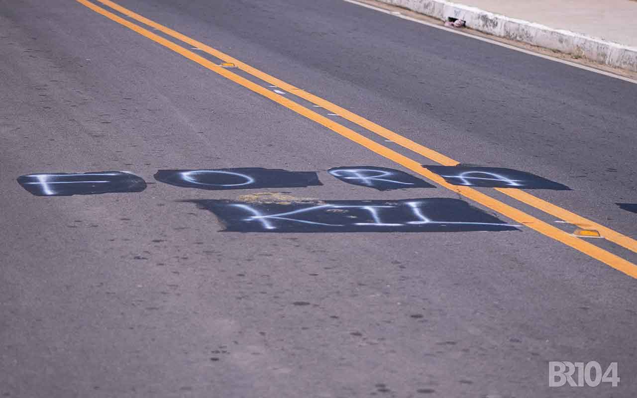 Piista de acesso a Serra da Barriga pichada — © Alyson Santos 