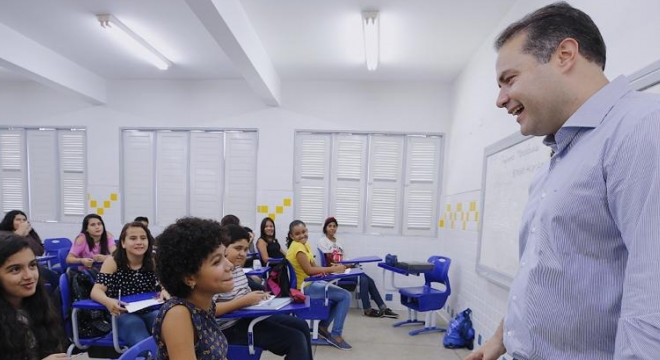 Governador Renan Filho em escola pública — © Márcio Ferreira
