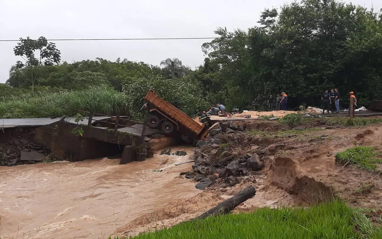 Caminhão caiu no rio após ponte com aduela de concreto desabar em Mogi Guaçu — © Ricardo Custódio/EPTV