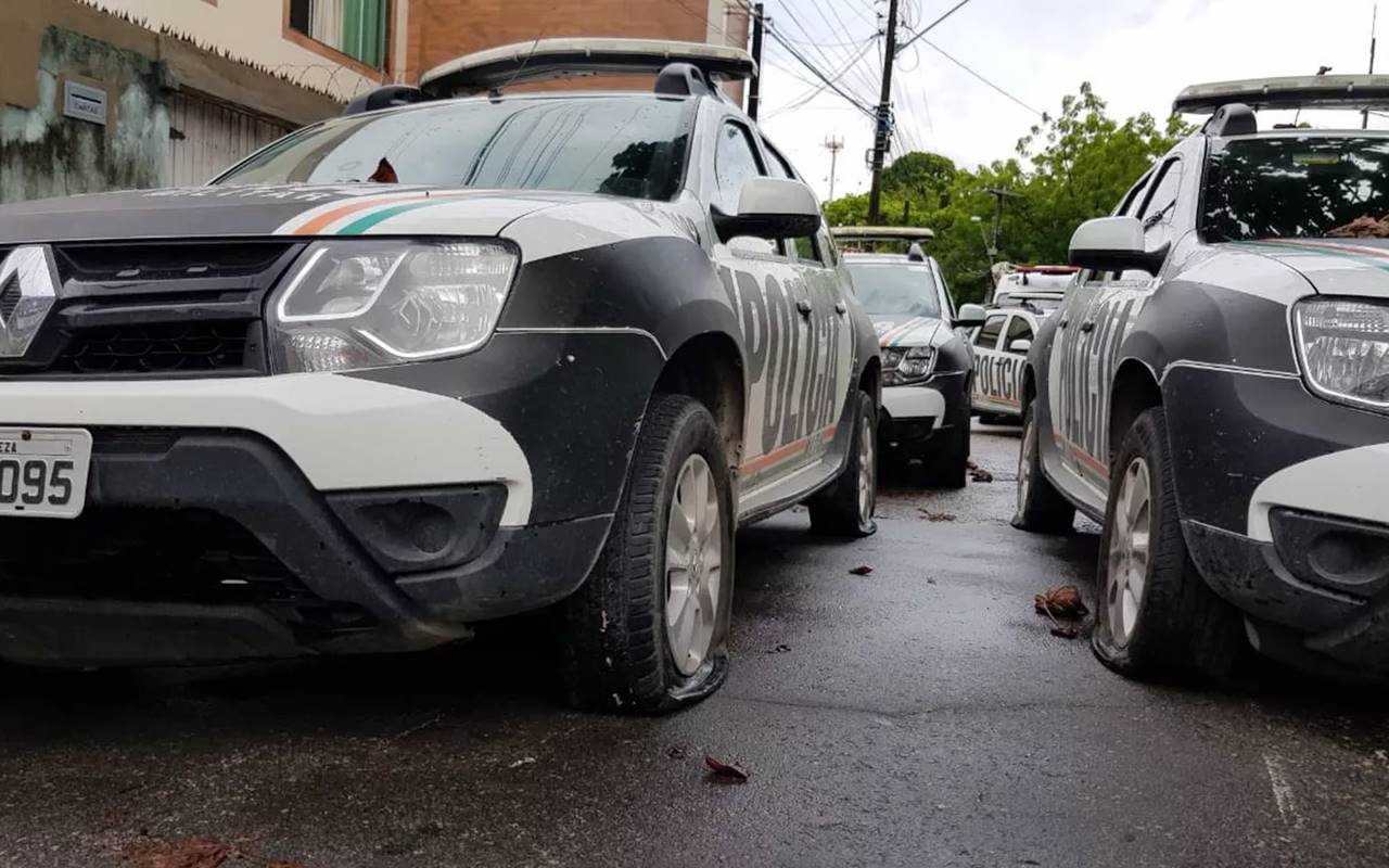 Carros da polícia tiveram os pneus esvaziados durante atos em Fortaleza — © José Leomar/SVM