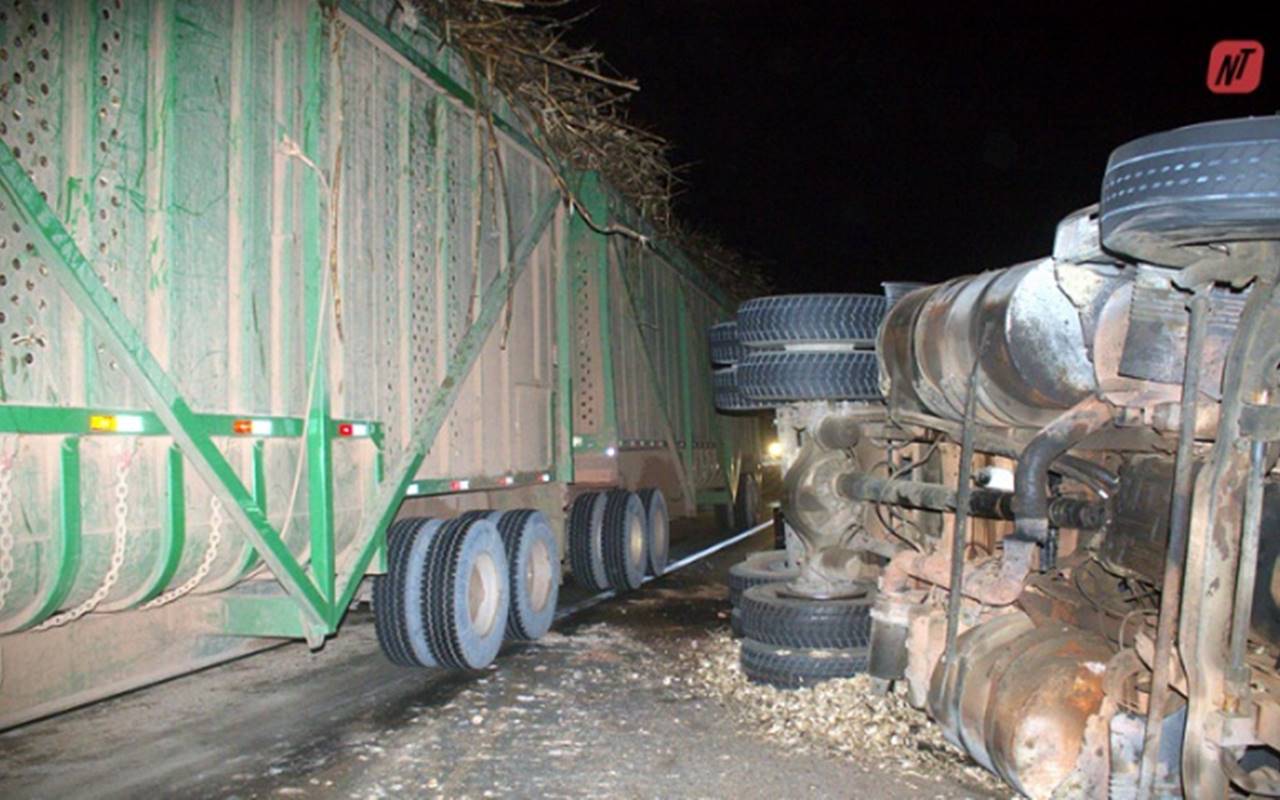 Condutor ficou preso no cinto de segurança enquanto era arrastado no asfalto — © AlagoasNT