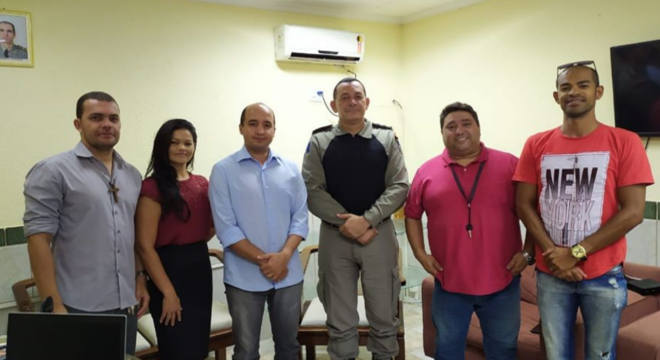 Conselheiros tutelares com tenente Célio Santos — © Reprodução