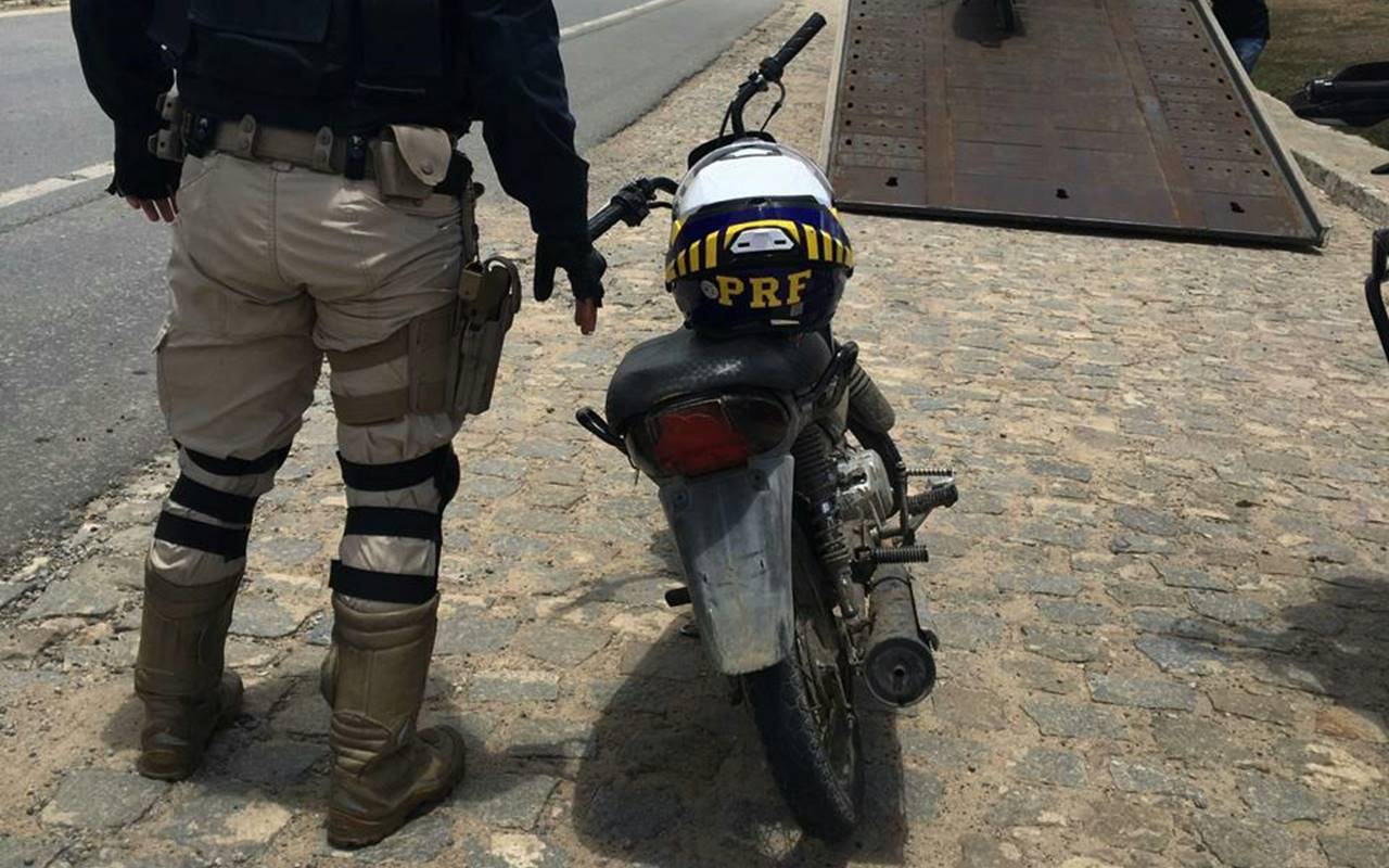 Homem é preso pela PRF com motocicleta roubada, em Murici — © Ascom/PRF