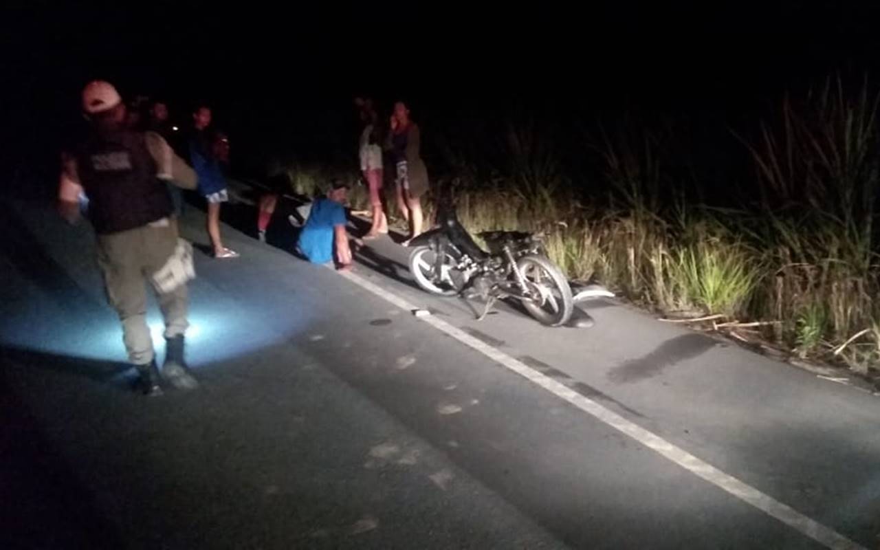 Homem morre atropelado por carro em acostamento da AL-420, em Roteiro