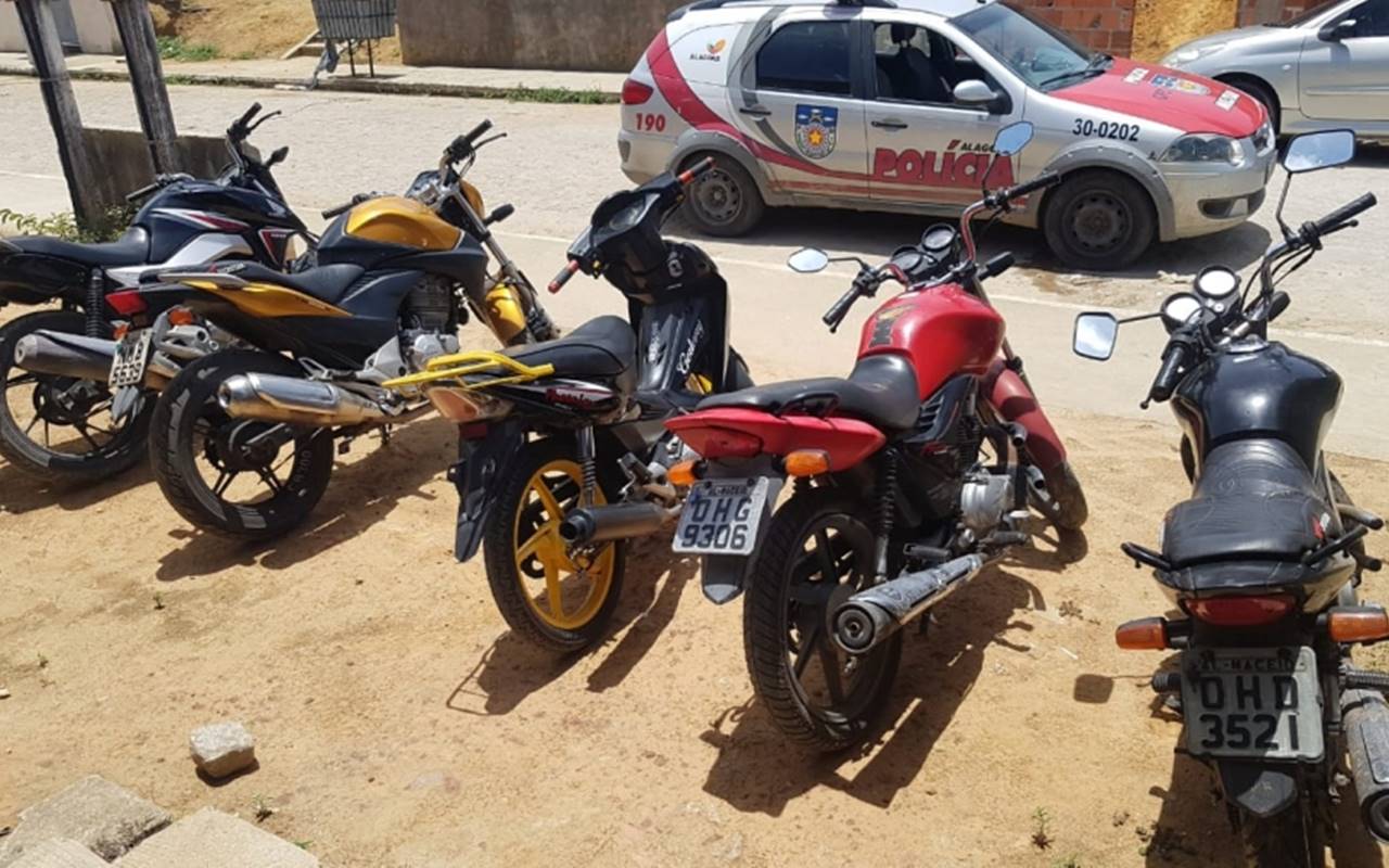 Motocicletas e ciclomotor roubados são recuperados pelos militares do 5º BPM — © PM/AL