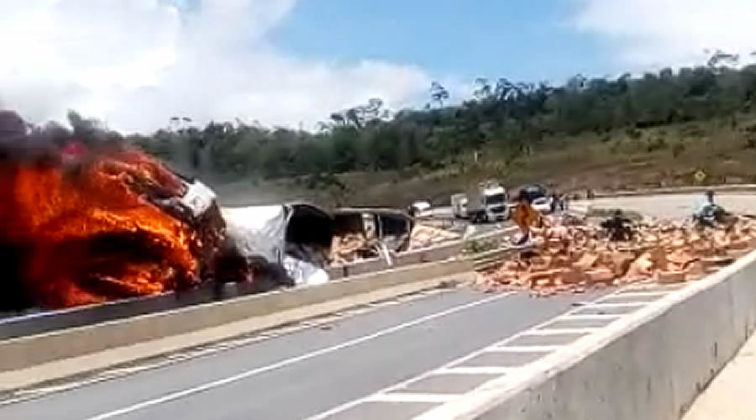 Carreta tomba, pega fogo e deixa motorista morto no Início da tarde desta sexta-feira (7)