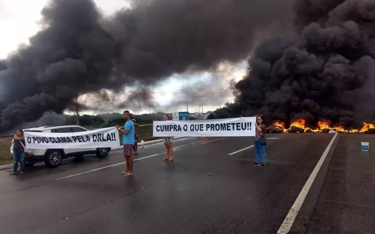 Barraqueiros fazem protesto na Barra de São Miguel — © BPRv