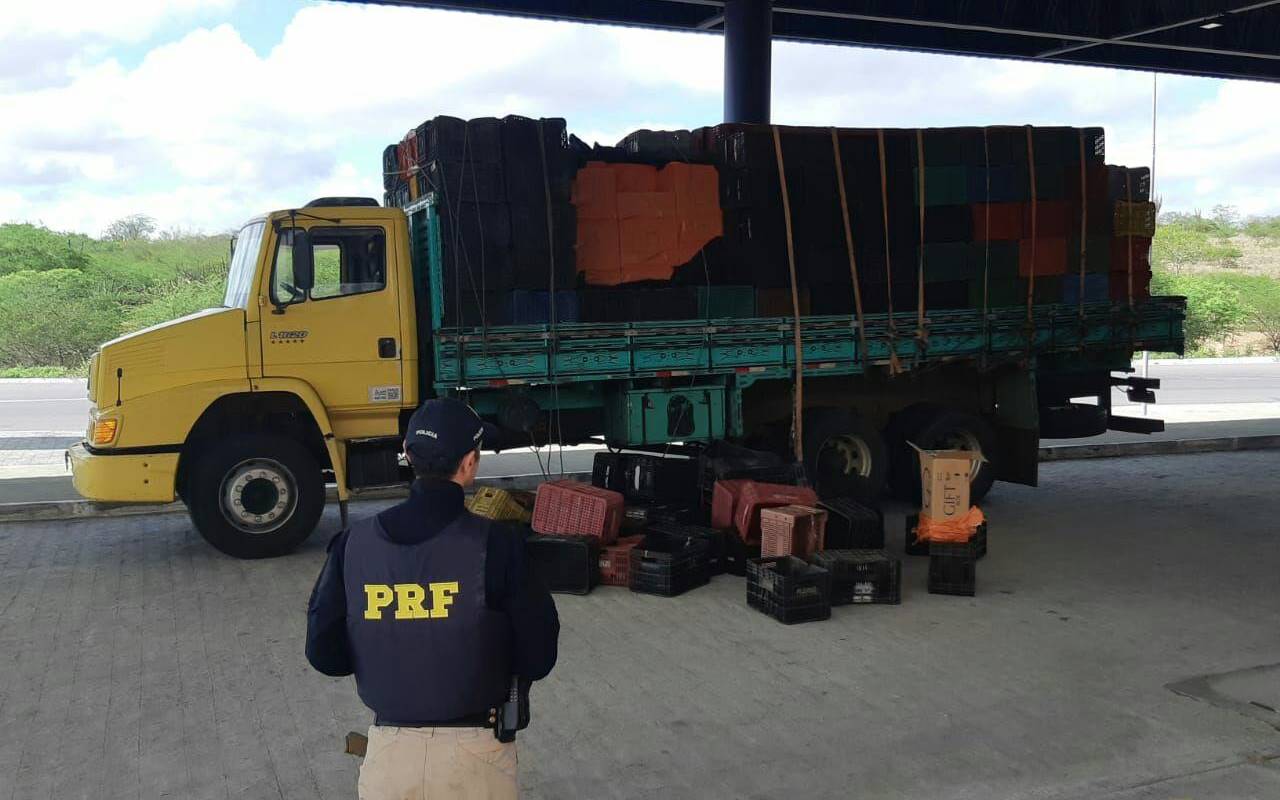 Motorista do caminhão já havia sido preso pelo mesmo crime — © Ascom/PRF
