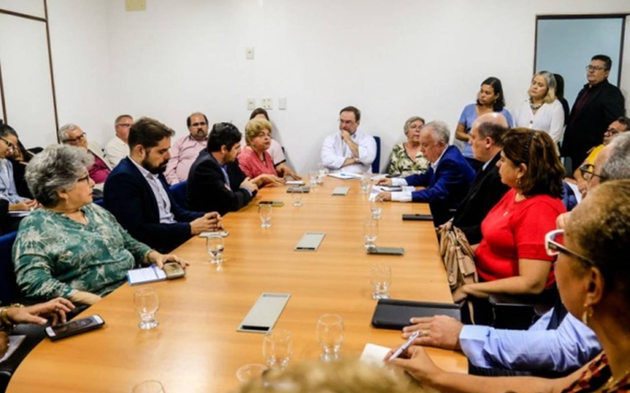 Reunião com representantes das instituições de ensino foi realizada nesta segunda-feira — © GazetaWeb