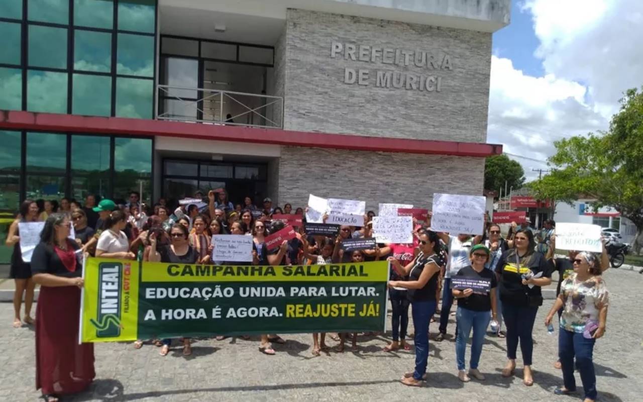 Servidores da educação de Murici em protesto na frente da Prefeitura — © Ascom/Sinteal