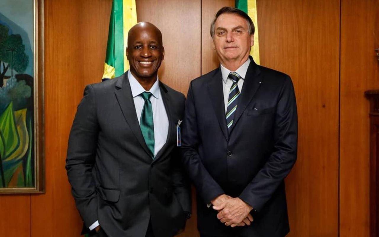Sérgio Camargo ao lado do presidente Jair Bolsonaro — © Reprodução