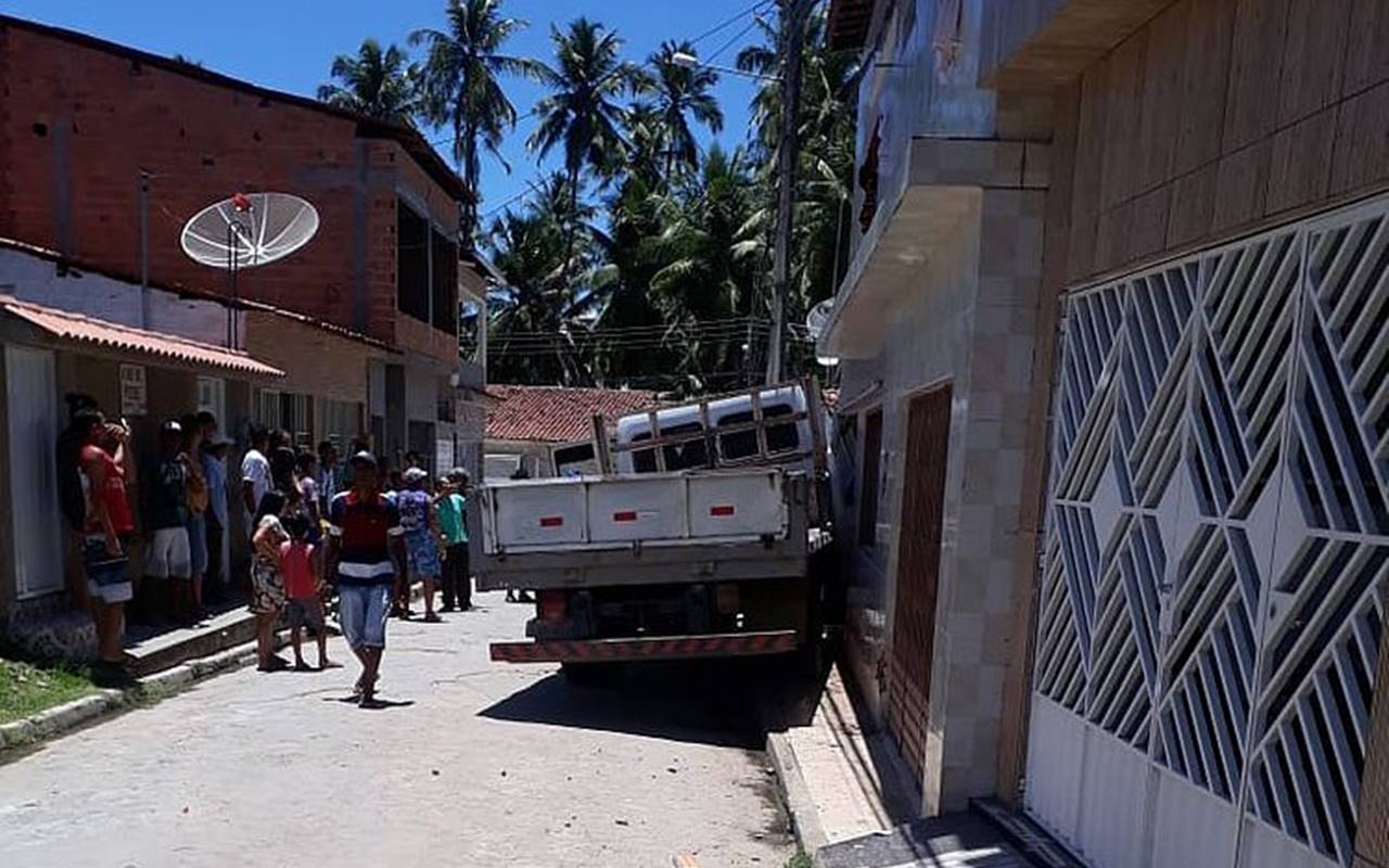 Veículo só parou após colidir contra a parede de uma casa e um poste — © Reprodução/Redes Sociais