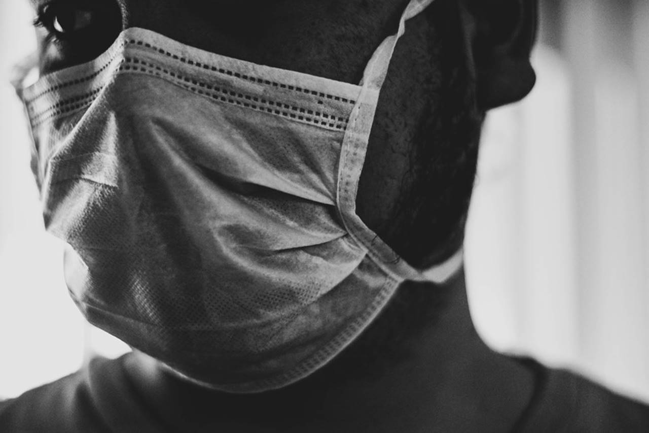 Paciente usando máscara descartável — © Reprodução