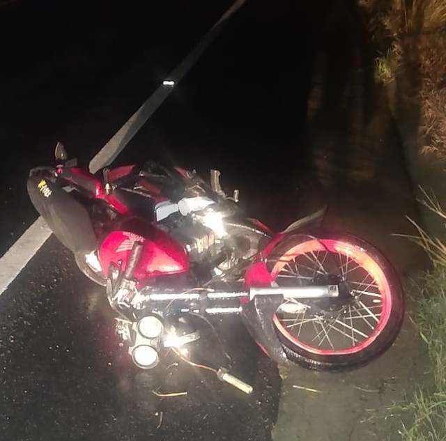 Condutor de motocicleta perde controle e bate em cerca no município de Girau do Ponciano, AL — © Ascom/BPRv
