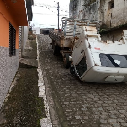 Imagem do veículo com a cabine quebrada — © Everaldo