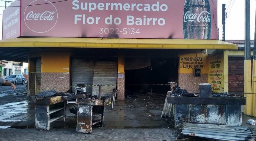 Incêndio destrói supermercado e mobiliza brigadistas do Corpo de Bombeiros em Maceió