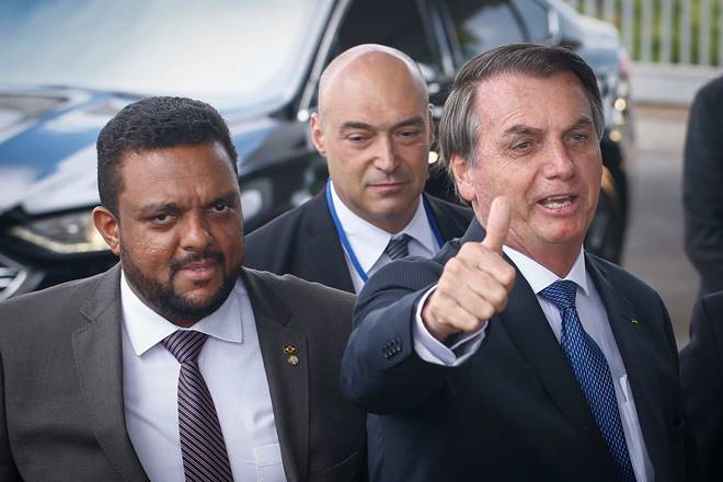 Deputado bolsonarista pede que “robozada” apoie Bolsonaro e Weintraub no Twitter