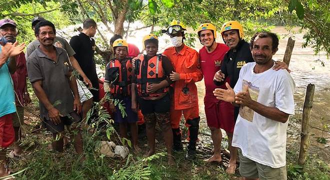 Resgate do Corpo de Bombeiros com pessoas resgatadas no Rio Mundaú - @Cortesia
