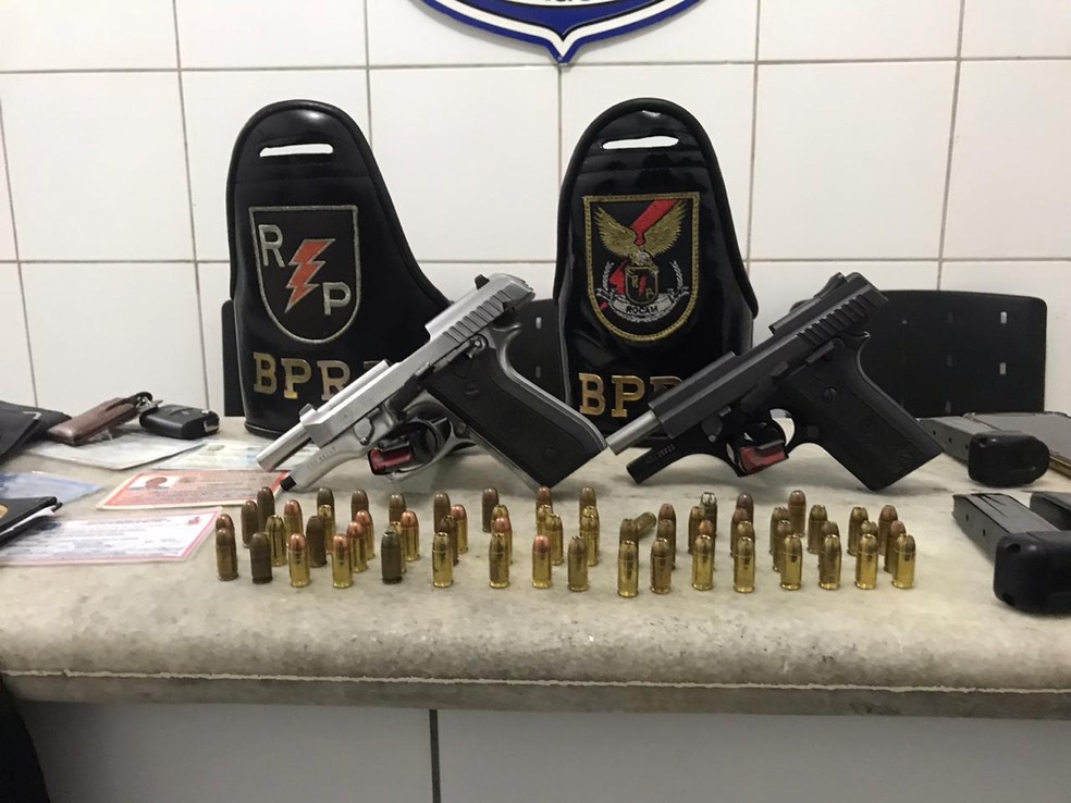 Armas, munições, balasclavas e duas camisas da Polícia Civil foram encontrados com os criminosos — © Ascom/PM