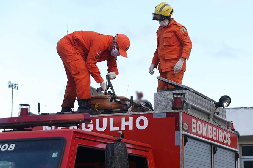 Bombeiros cobrindo o corpo do adolescente - @Rayane Rodrigues
