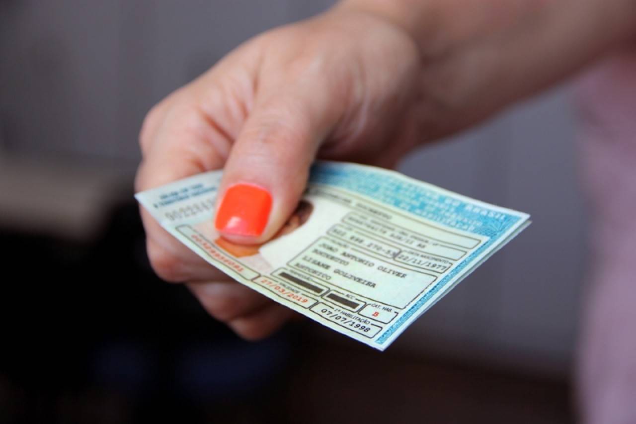 Carteira de Habilitação na mão de uma pessoa