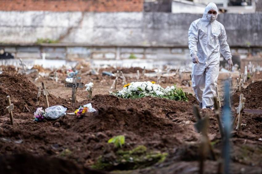 Cemitério com profissional da saúde responsável por sepultar vítimas da Covid-19