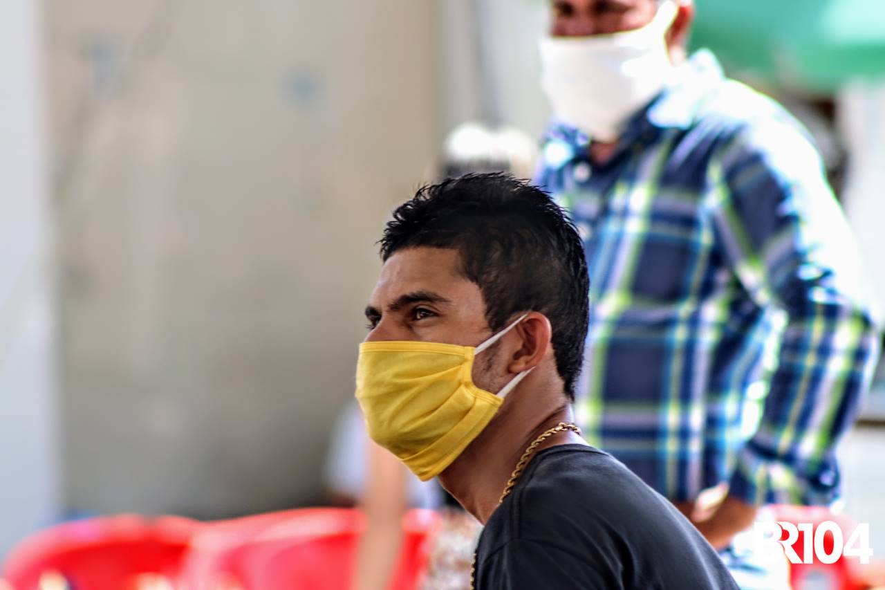 Homem usando máscara em meio à pandemia do novo coronavírus — © BR104