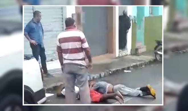 Homens deitados ao chão após serem rendidos pelo militar