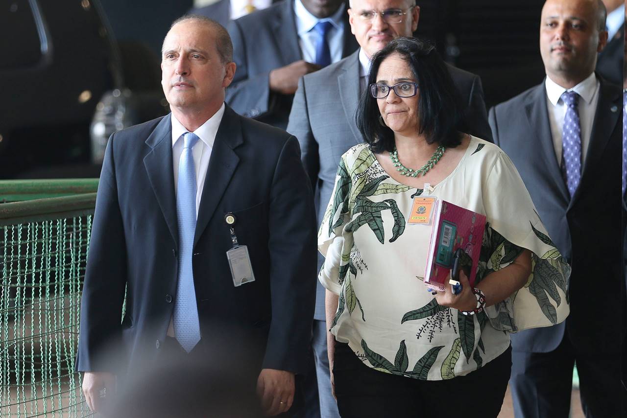 Onyx Lorenzoni pode ser substituído por Damares Alves