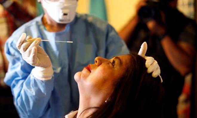 Paciente fazendo teste de Covid-19 — © Reprodução