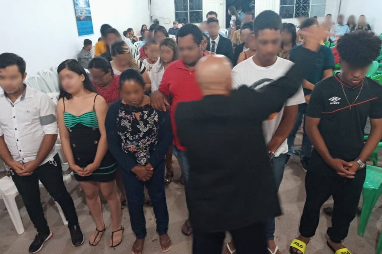 Pessoas na igreja durante culto na Assembleia de Deus Nova Esperança em União dos Palmares