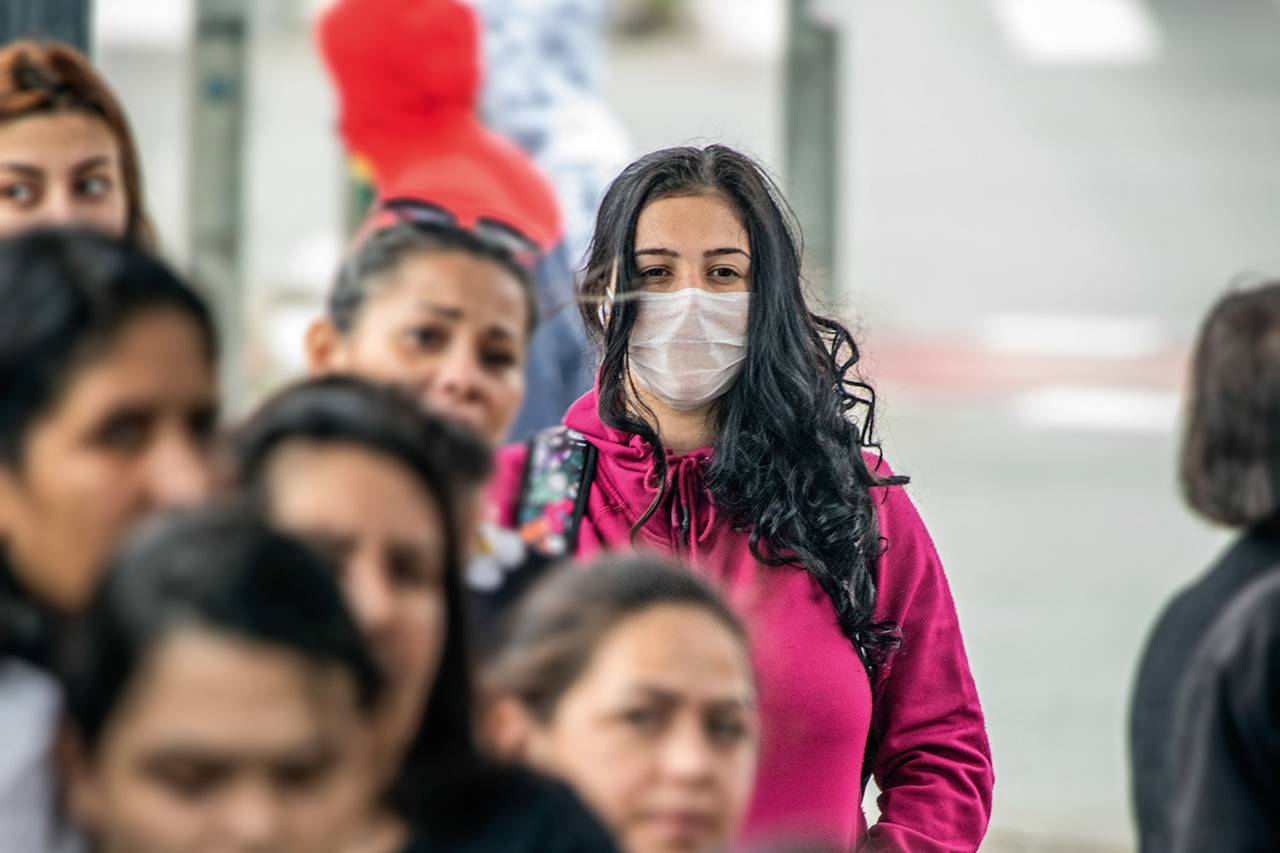 Pessoas usando máscara se prevenindo contra o novo coronavírus — © Reprodução