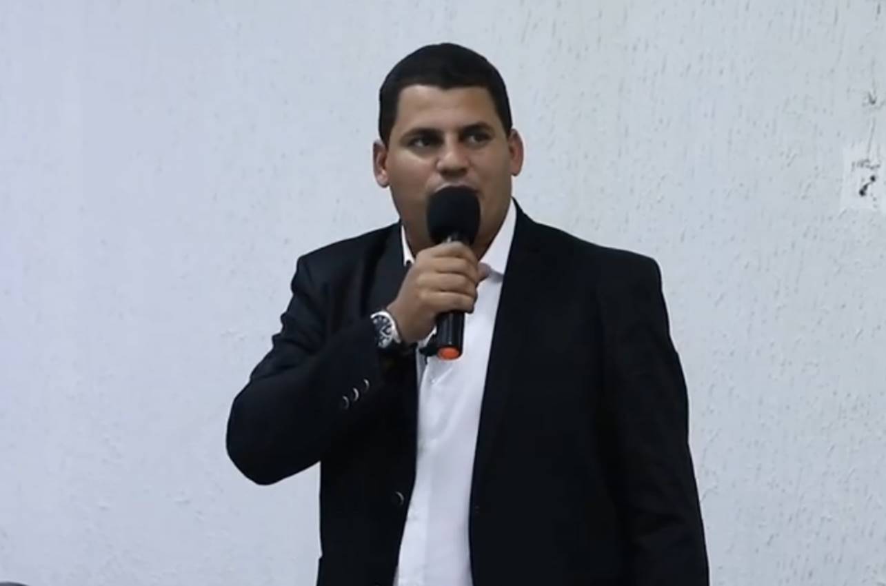 Vereador Caju discursando na Câmara de vereadores