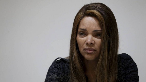 Deputada Flordelis chorando durante entrevista