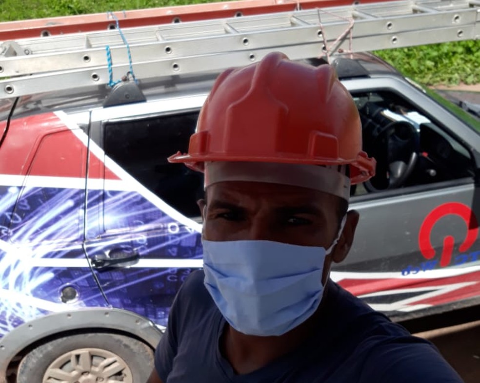 Com a paralisação dos campeonatos, o jogador teve que driblar a crise instalando internet — © Reprodução