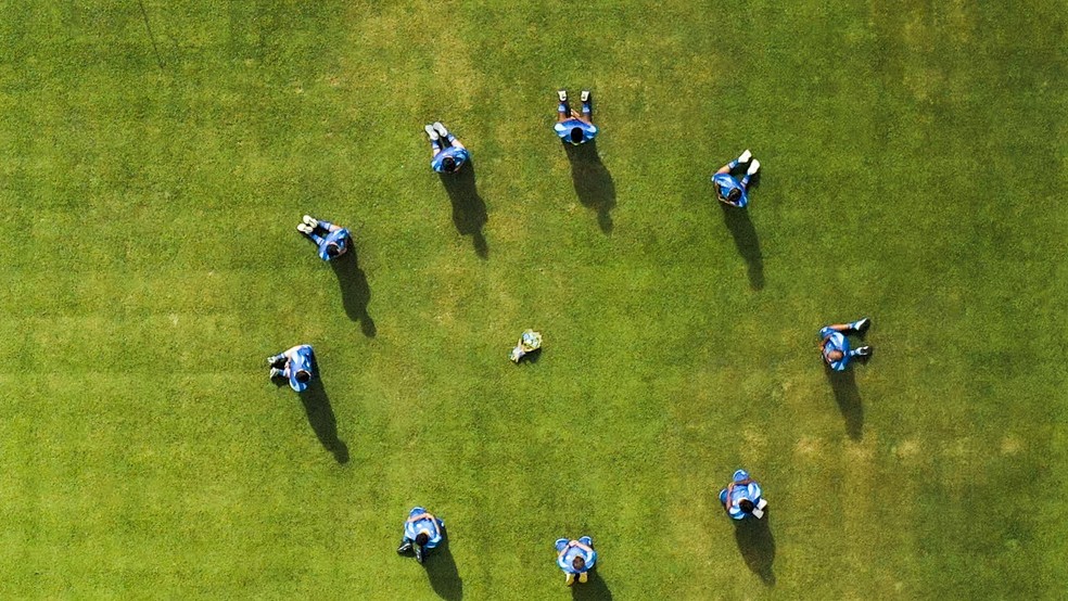 Jogadores prestando homenagem às vítimas de Covid-19 — © Ascom/CSA