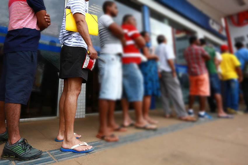 Brasileiros recorrem na Justiça acesso ao novo auxílio emergencial